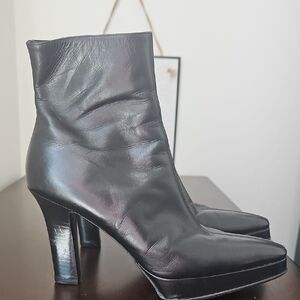 Yves Saint Laurent Elegant Black Leather Ankle Boots